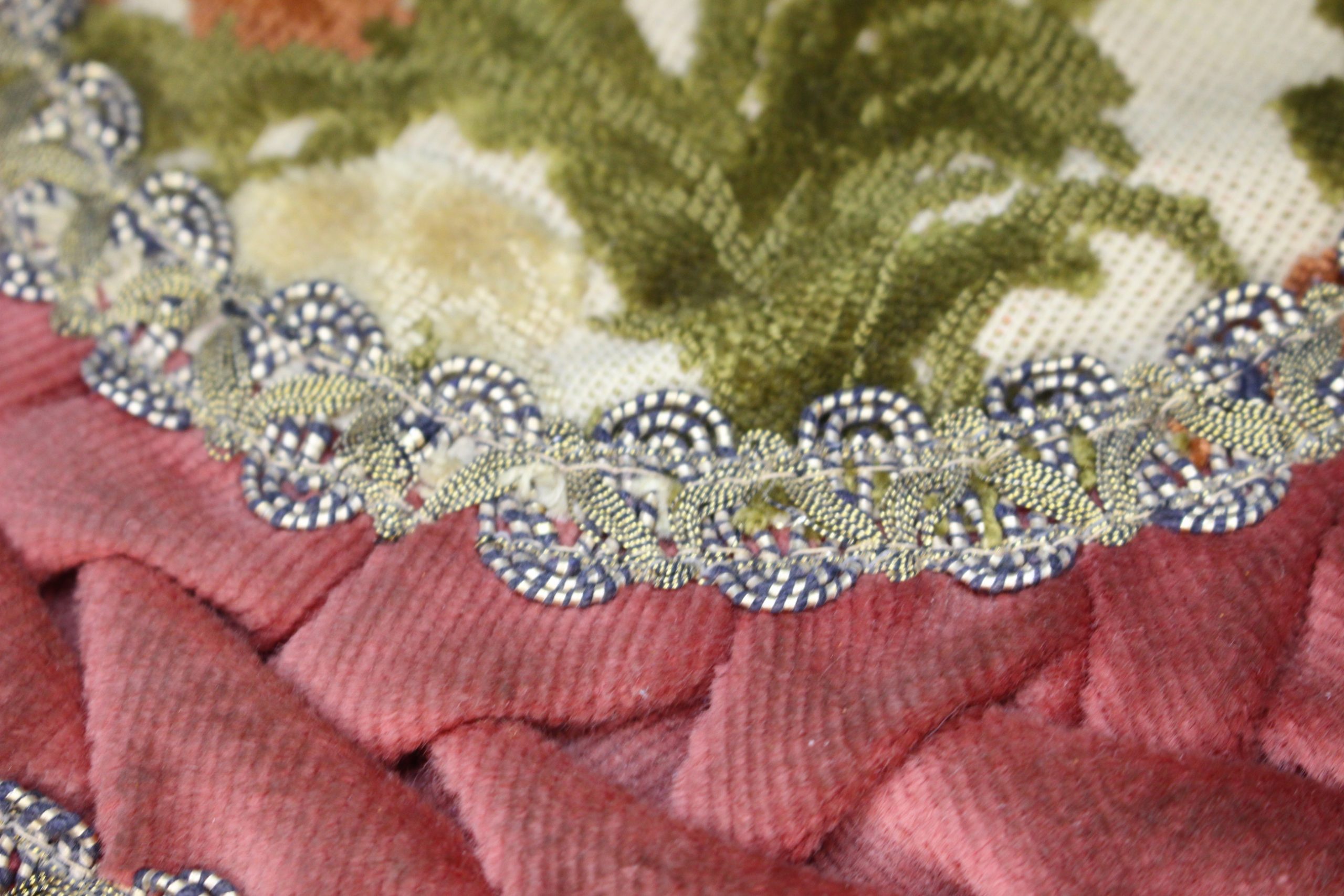 Tapete brocado circular dorado, granate. - Imagen 2