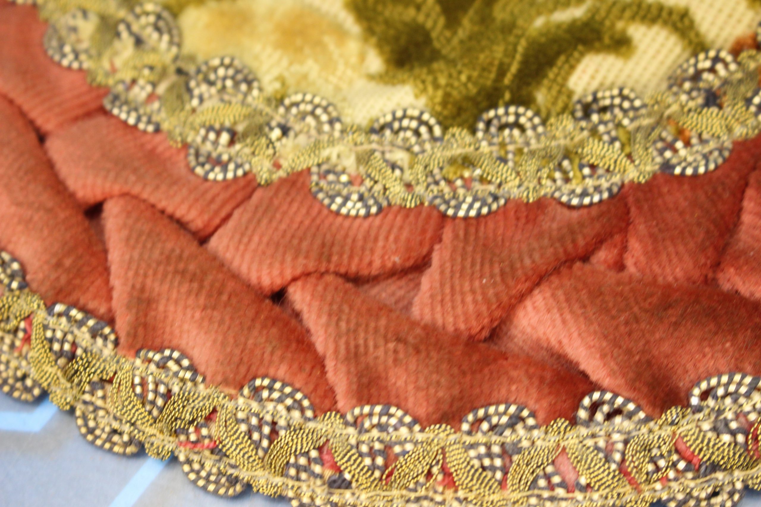 Tapete brocado circular dorado, granate. - Imagen 5