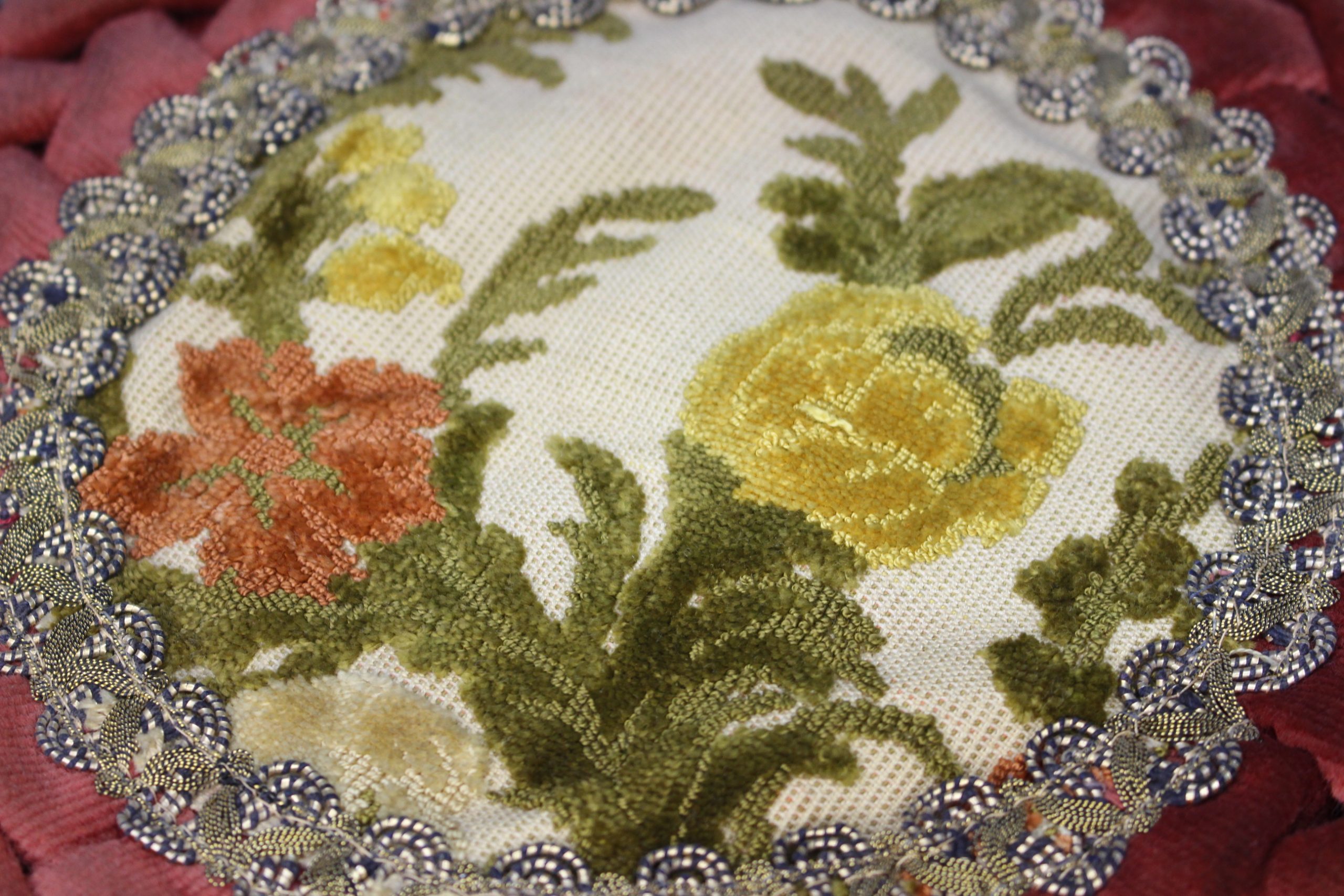 Tapete brocado circular dorado, granate. - Imagen 4