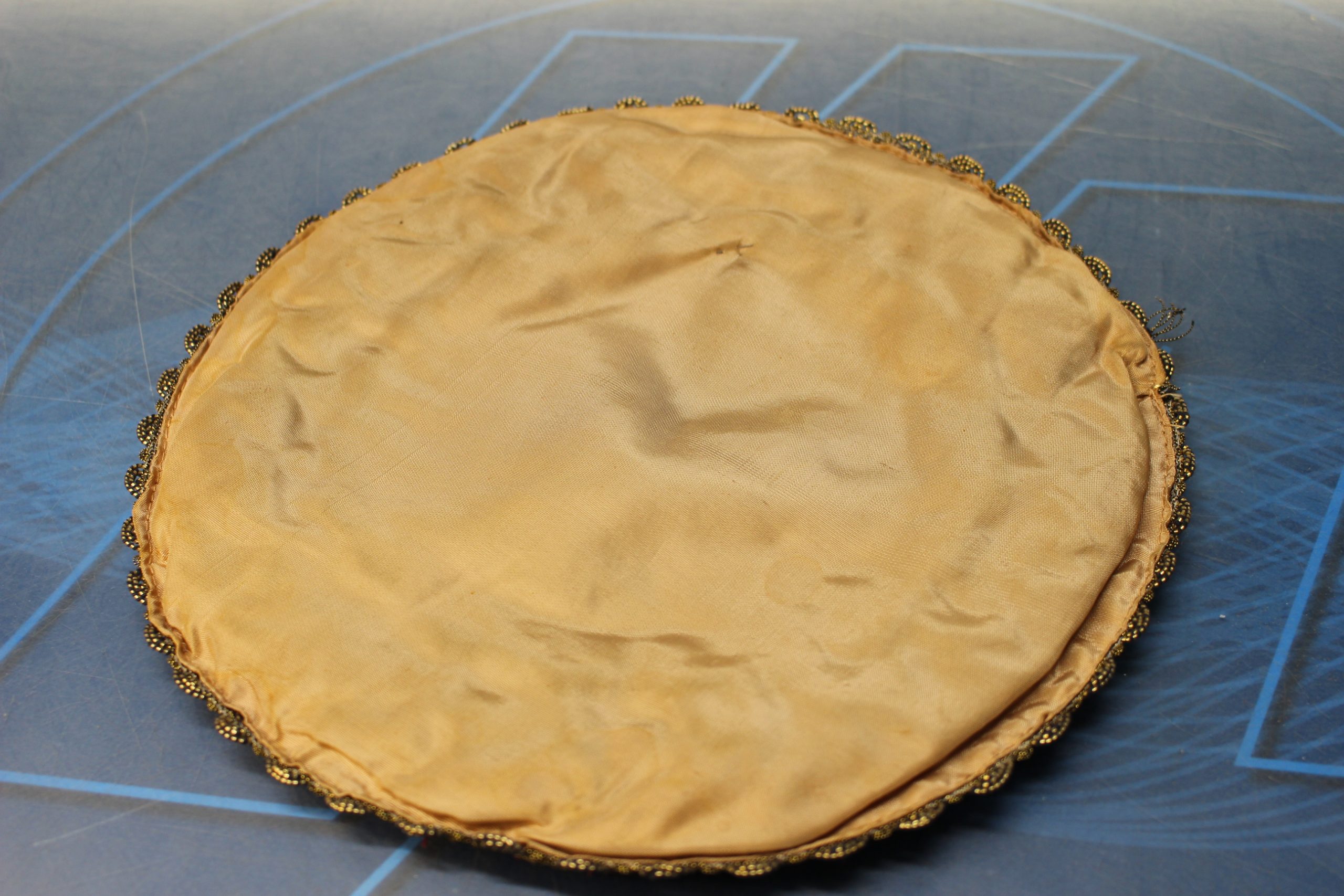 Tapete brocado circular dorado, granate. - Imagen 3