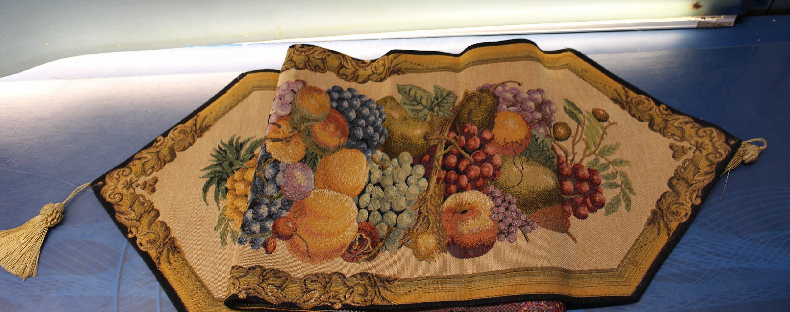 Tapete, camino de mesa espolinado. Frutas, Bélgica. - Imagen 2