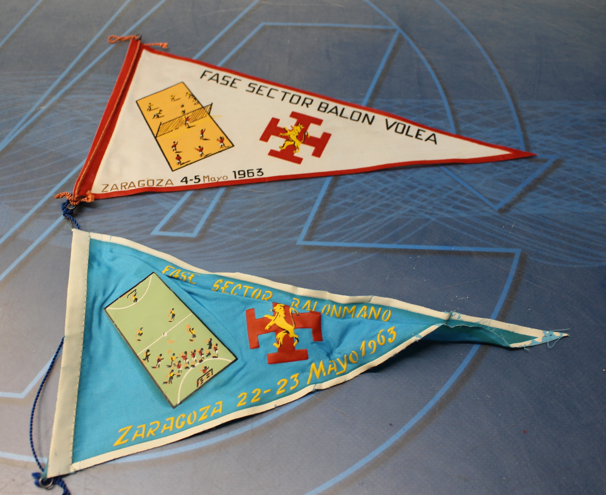 2 Banderines Balón Volea, Organización Juvenil Española 1963. Zaragoza. Voleibol. OJE.