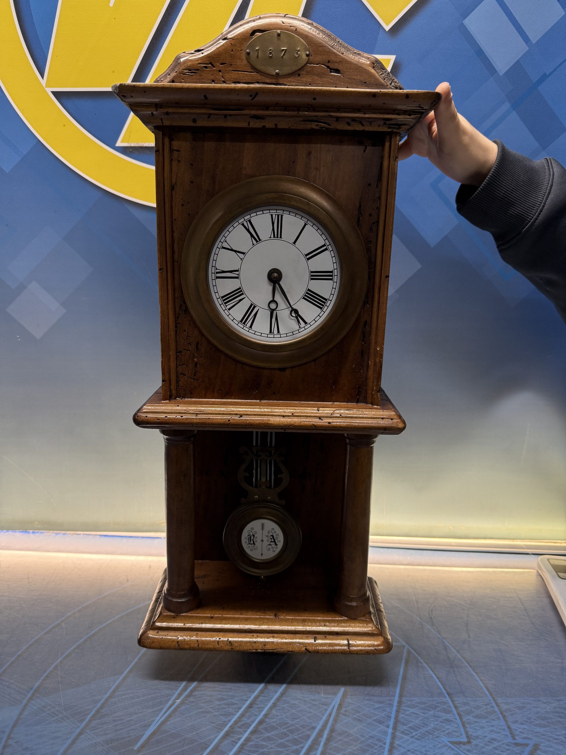 Reloj de pared con péndulo, de madera