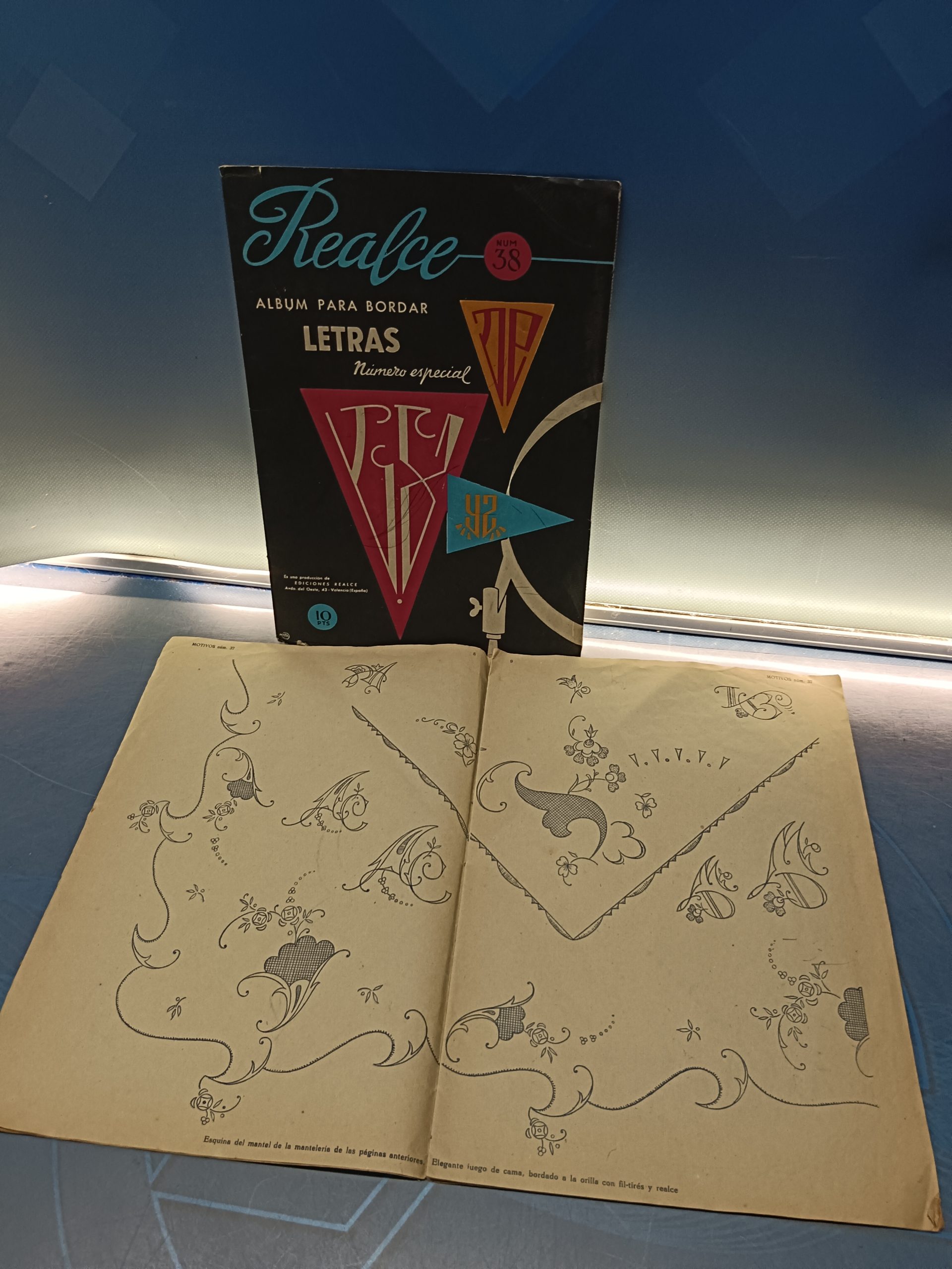 ANTIGUO ALBUM PARA BORDAR LETRAS - REALCE Nº 38 - AÑOS 50 de regalo mas paginas
