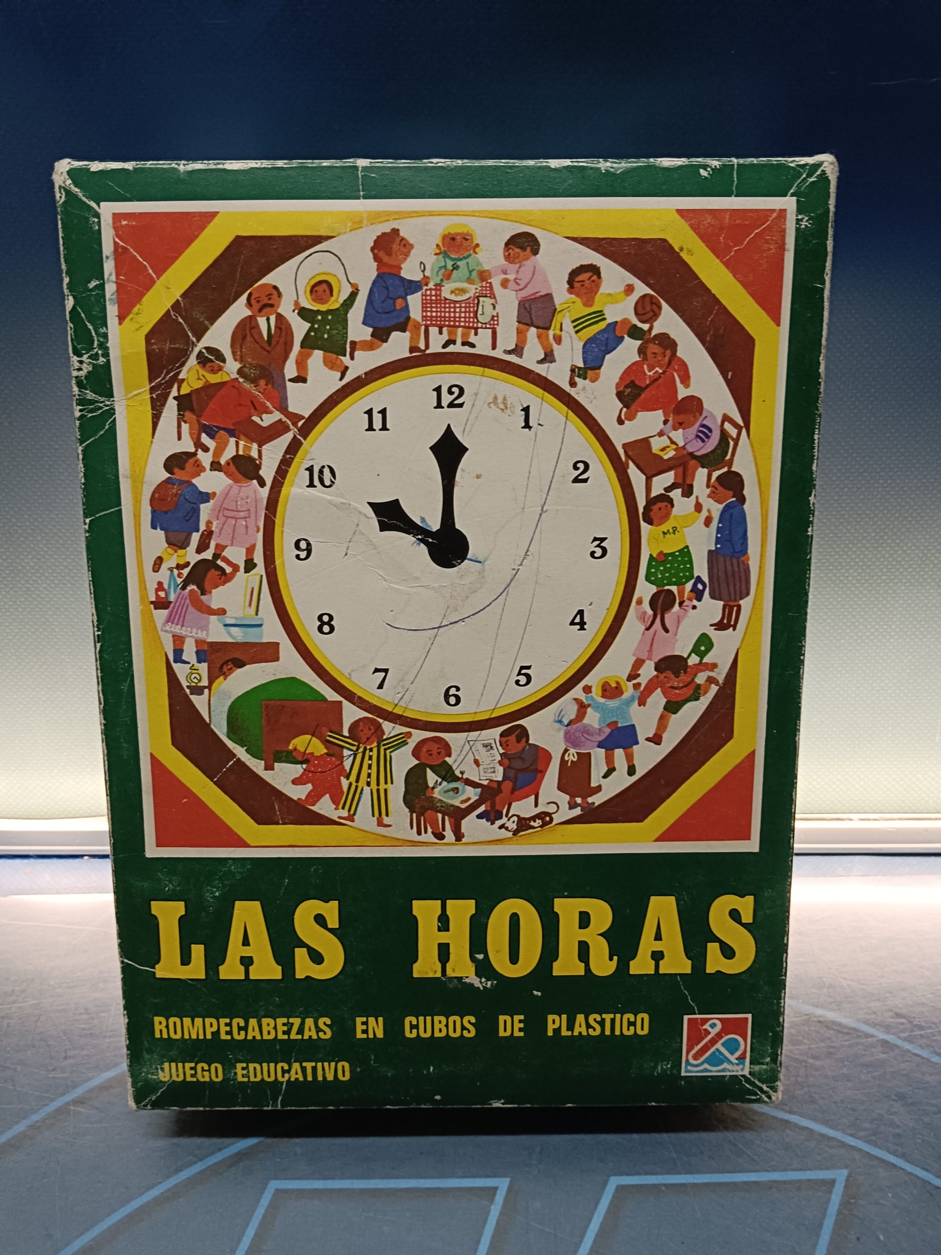 Las horas rompecabezas en cubos de plástico
