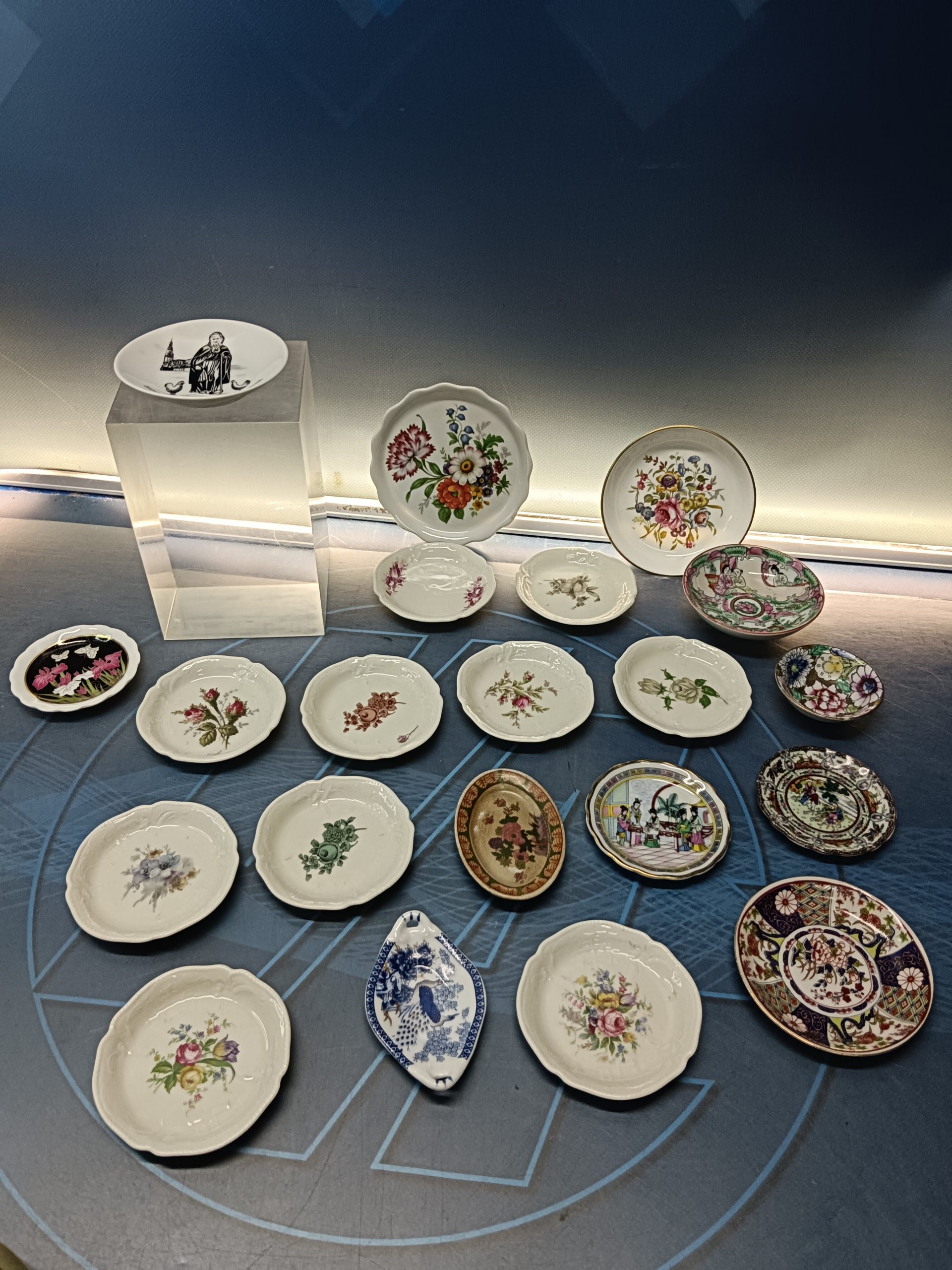 21 platos decorativos, diferentes diseños, 13, 9 y 7 cm. aprox.