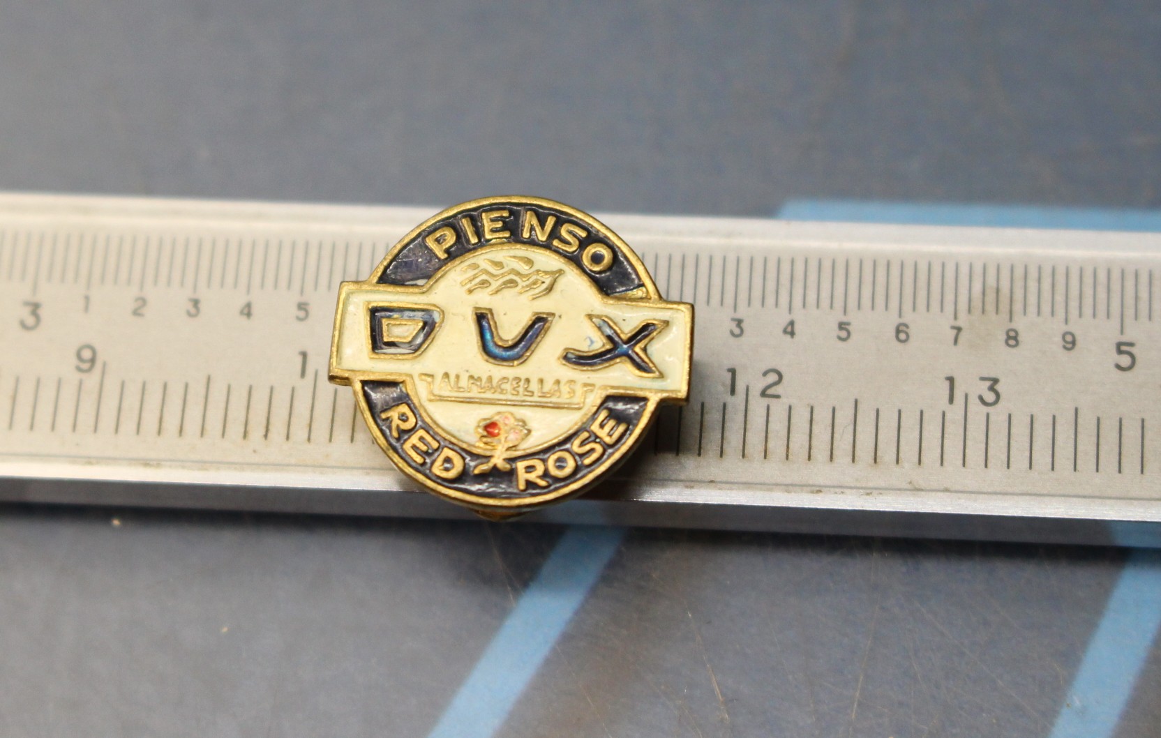 Pin, insignia Dux Almacellas, Piensos Red Rose.