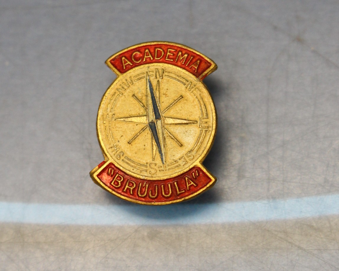 Pin, insignia Academia Brújula. Circa años 60.