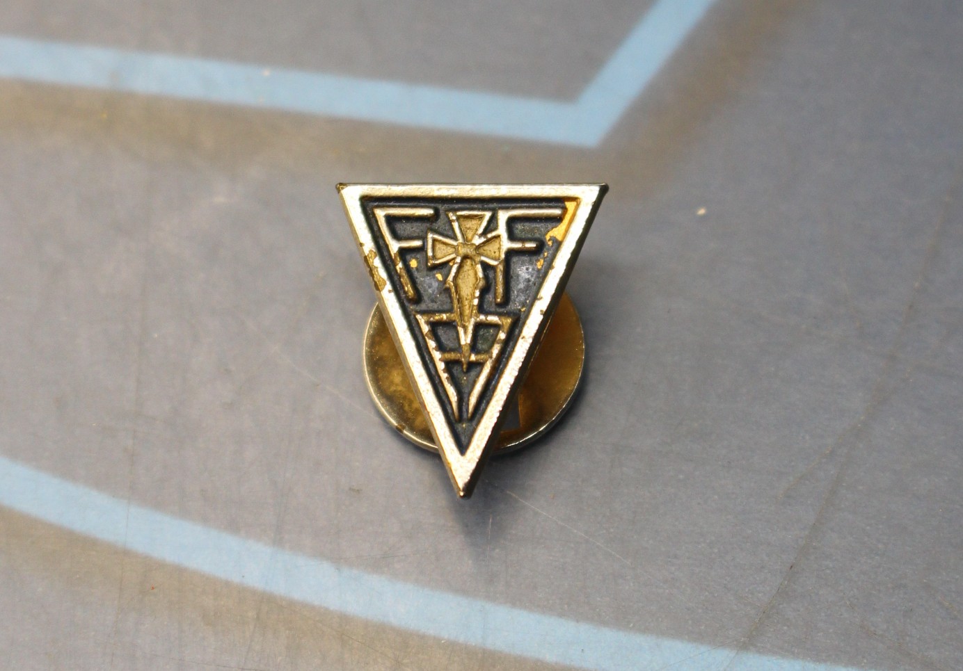 Pin, insignia Federación Feligreses Felices. Circa años 60.