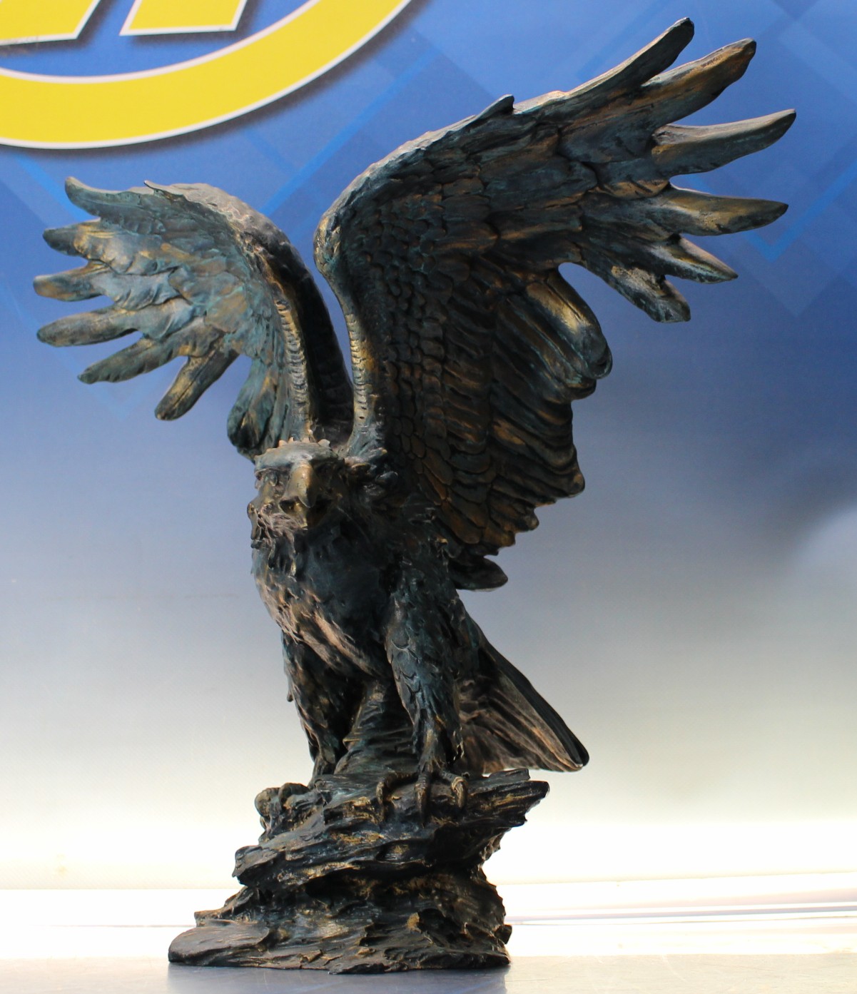 Escultura, figura de águila. Resina con pátina bronce.