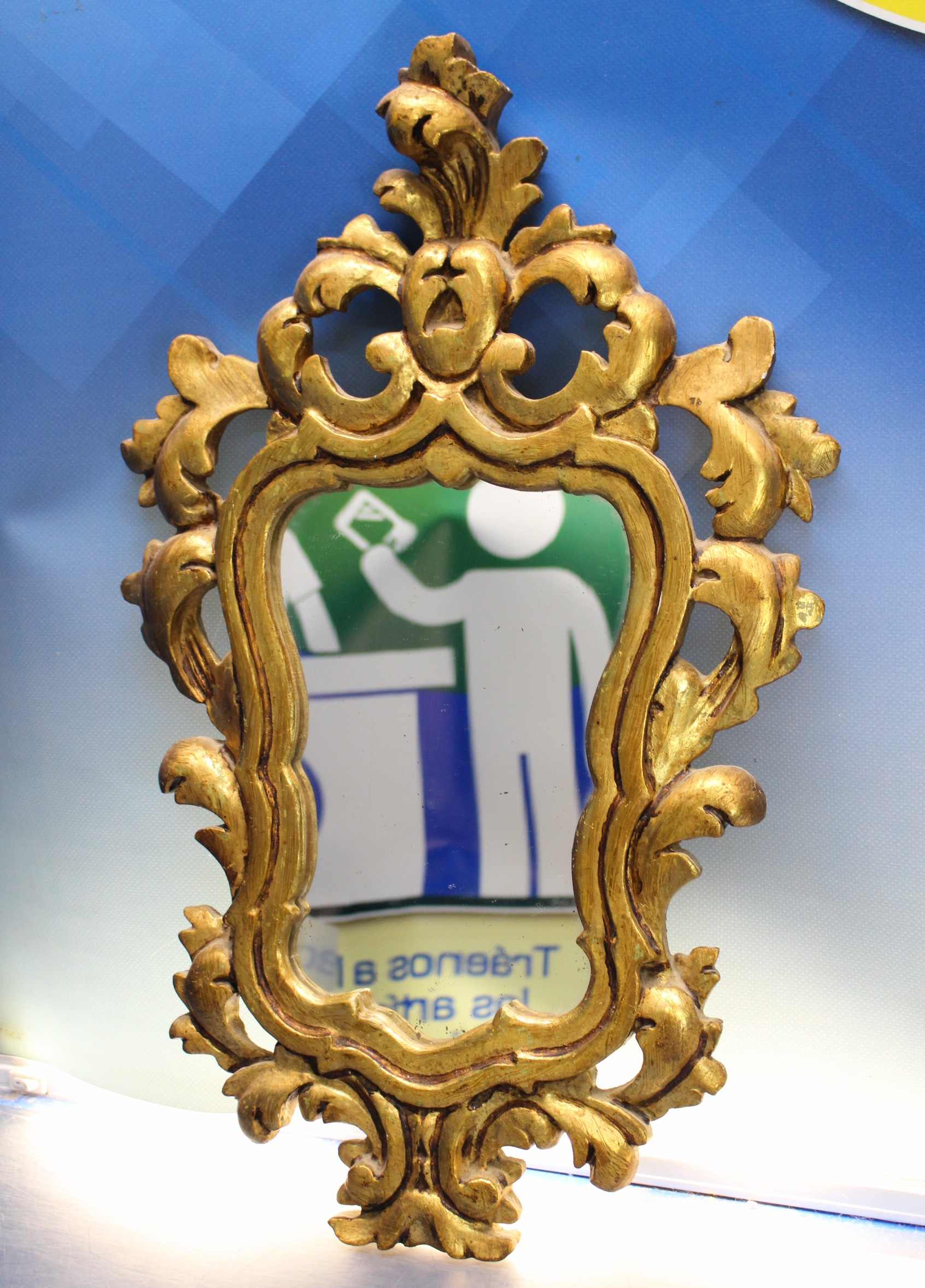 Antigua cornucopia espejo de madera tallada, estucada y dorada.