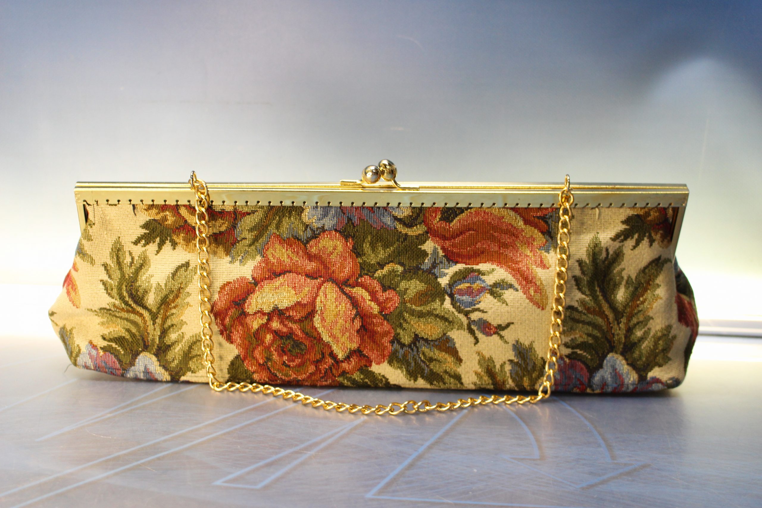 Gran bolso vintage tapizado, cierre kisslock.