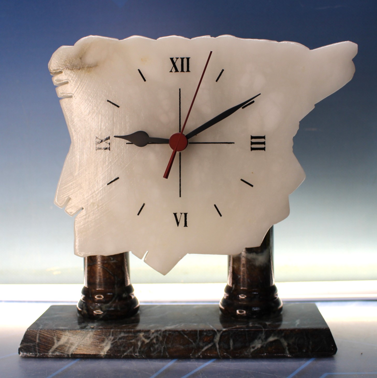 Reloj de sobremesa en mármol, alabastro. Mapa de España y Portugal.