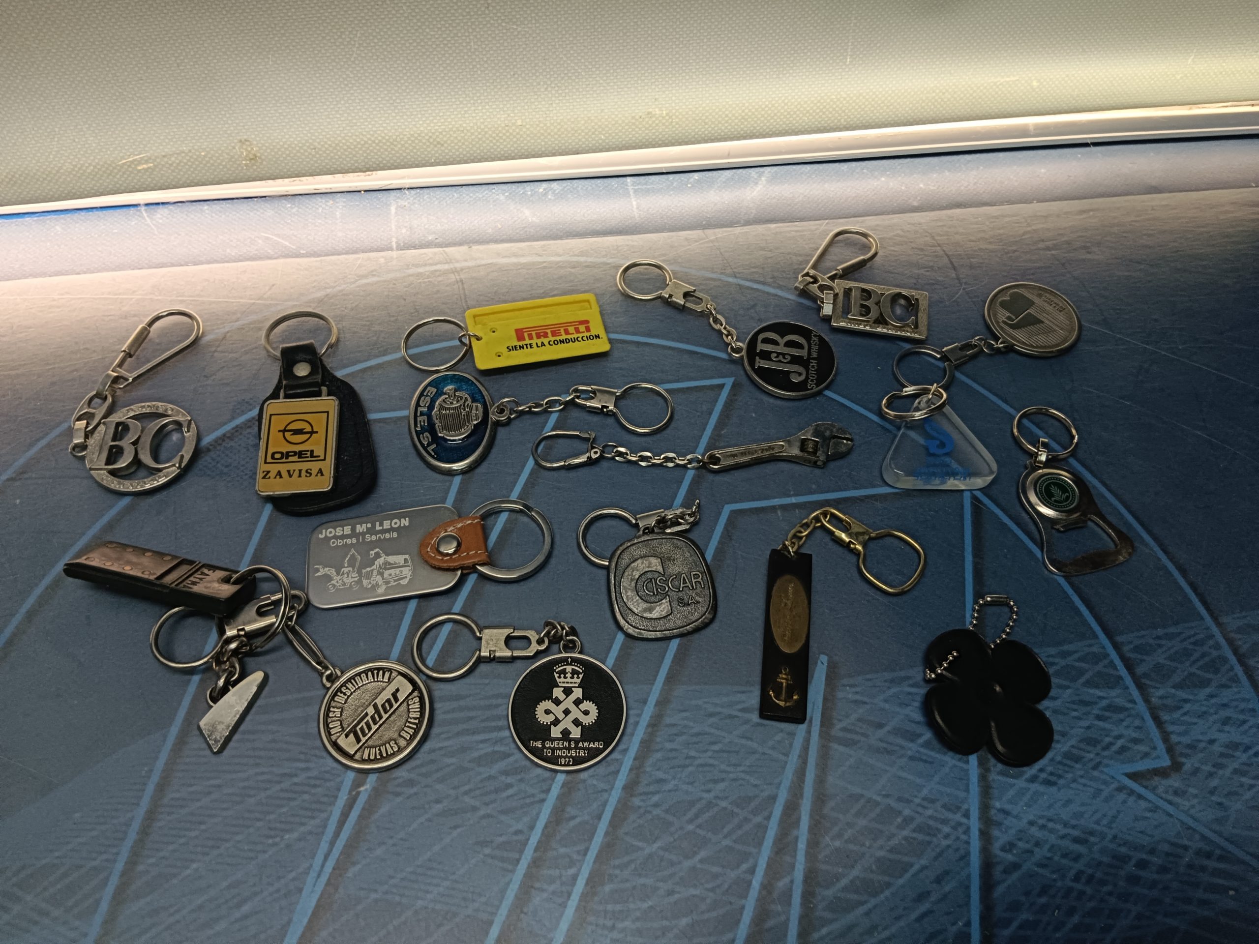 18 llaveros LOGOS, bancos, motor, y mas