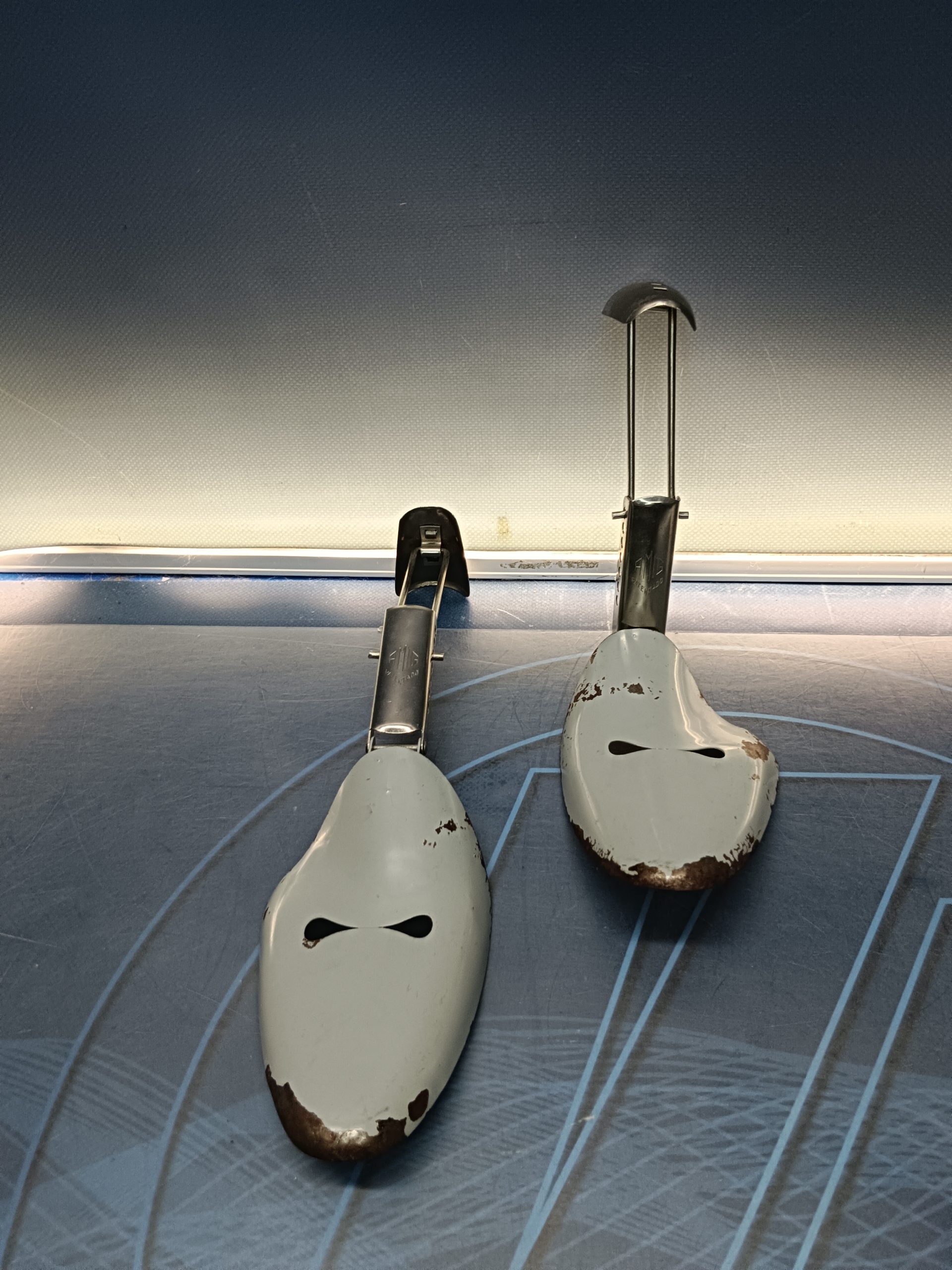 Hormas de zapatos,regulables, metal, AMIG Patentado, años 60