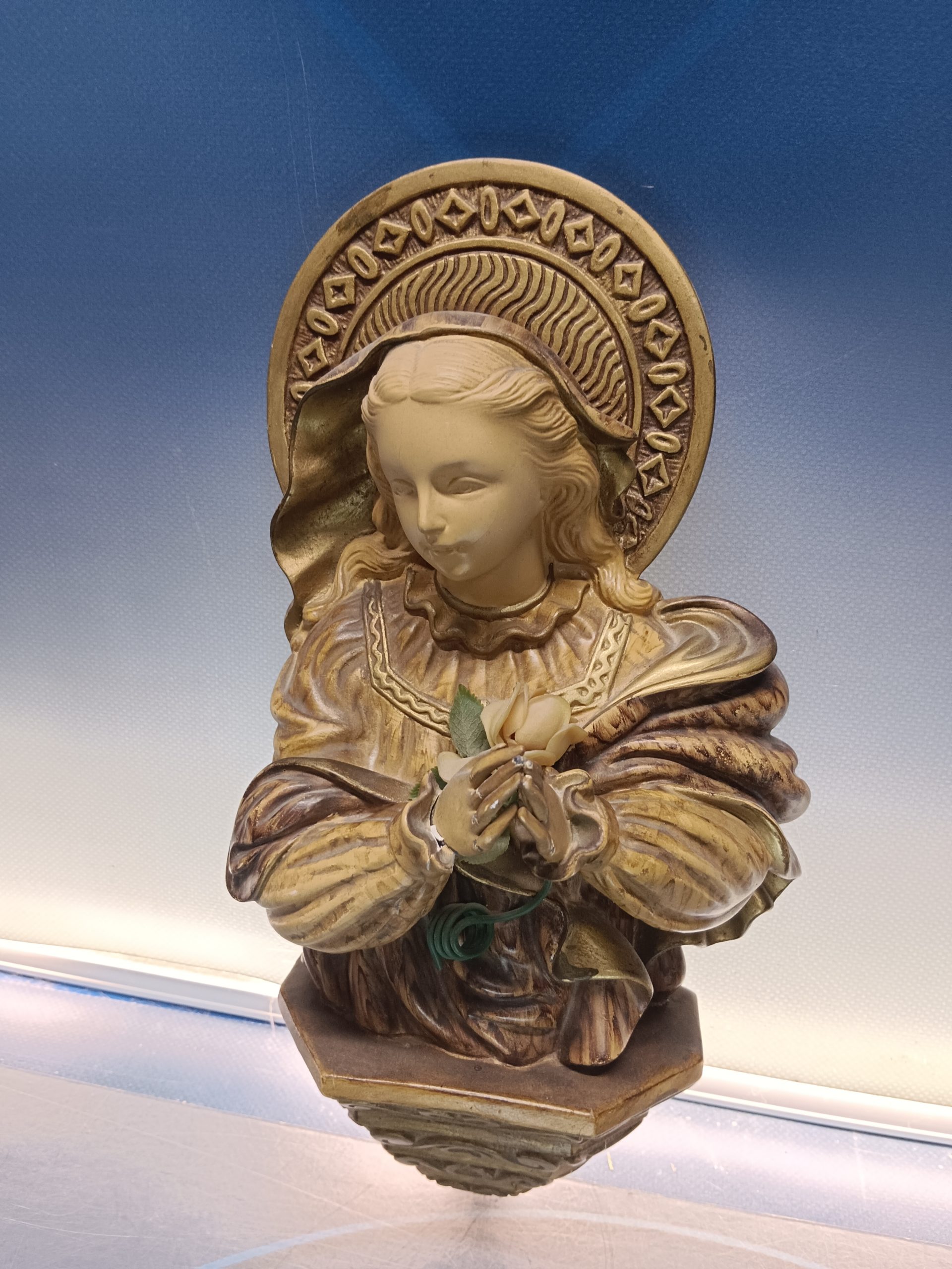 Virgen Maria, orando, escultura con relieve, alguna tara 30x16x12 cm