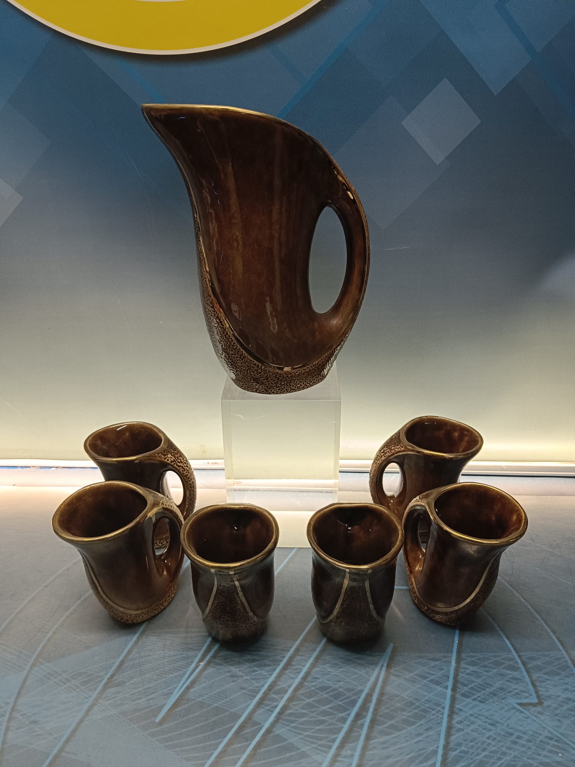 juego de jarra y 6 tazas de cerámica esmaltada en tonos marrones, años 60/70 