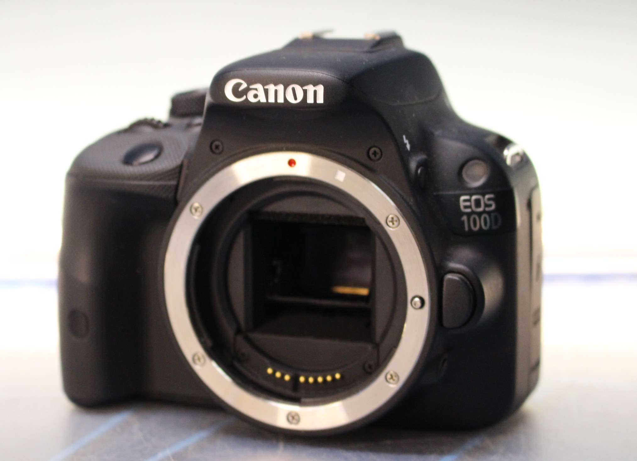 Cámara fotográfica digital Canon EOS 100D. Para restaurar o piezas.